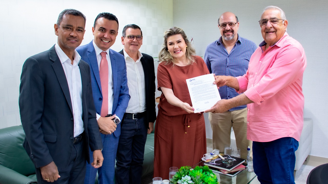 Foi entregue ao presidente do TCE-MS o convite do 38º Congresso Brasileiro de Direito Administrativo