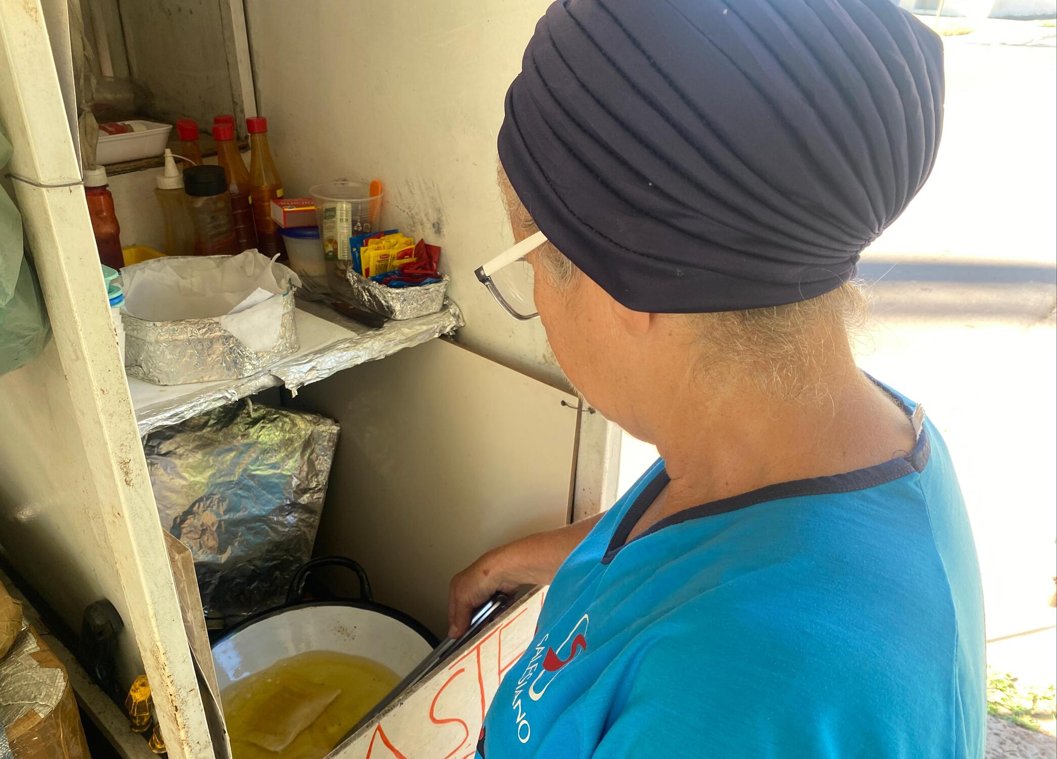 Maria Aparecida fritando pastéis