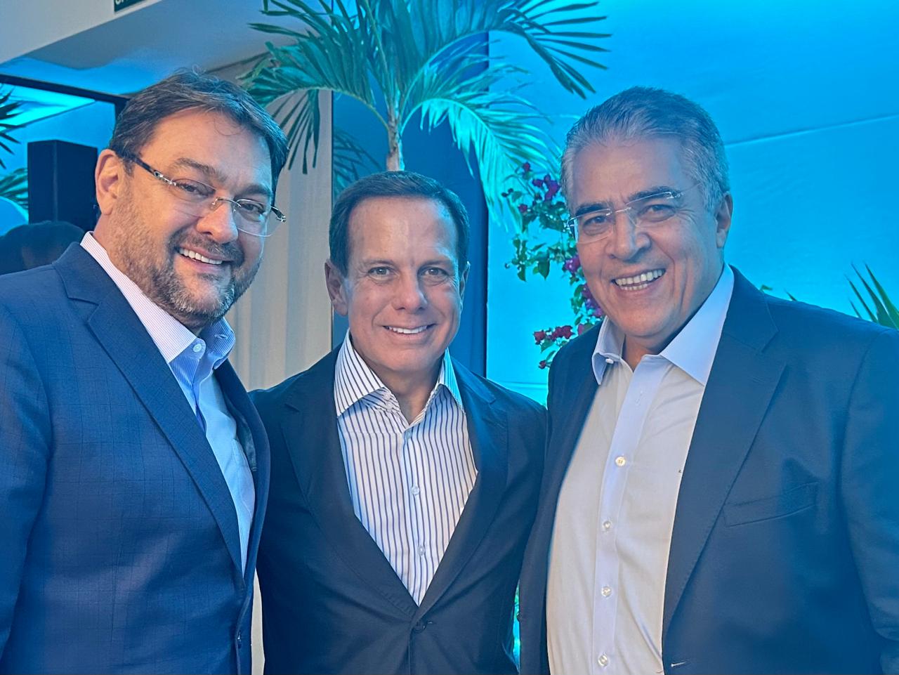Sérgio Longen, presidente da FIEMS e o jornalista Luiz Carlos Feitosa, ladeando o co-chairman do LIDE, João Doria