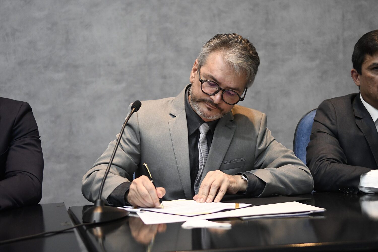 Lupérsio Degerone Lucio assina o termo de posse