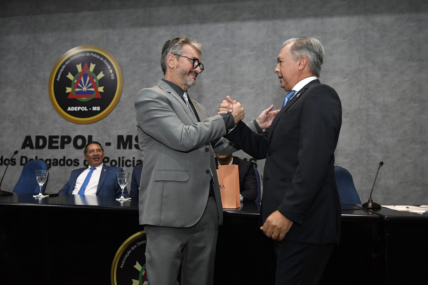 Lupérsio Degerone Lucio cumprimenta o secretário estadual de Justiça e Segurança Pública, Antonio Carlos Videira