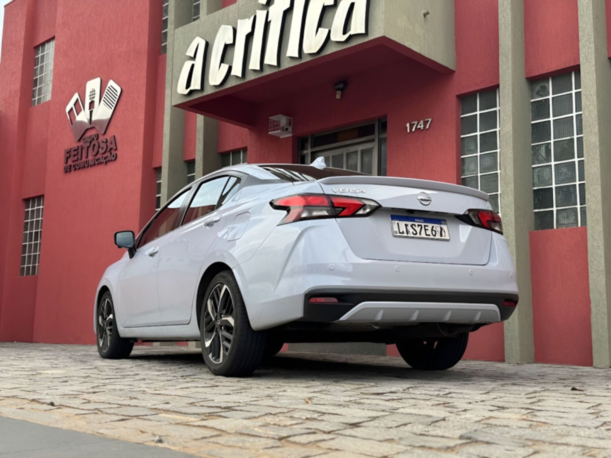 O Nissan Versa 2024 oferece amplo espaço interno, acomodando cinco adultos confortavelmente, e um porta-malas com capacidade de 482 litros.