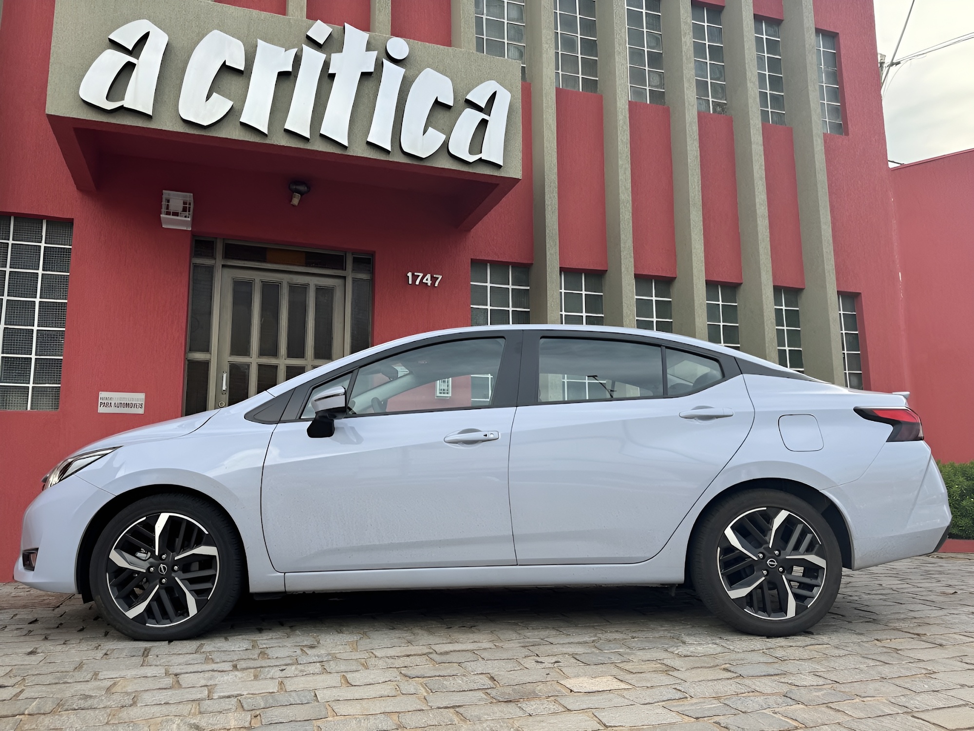 A câmera 360º e os sensores de estacionamento ajudam a realizar manobras com facilidade, especialmente em espaços apertados.