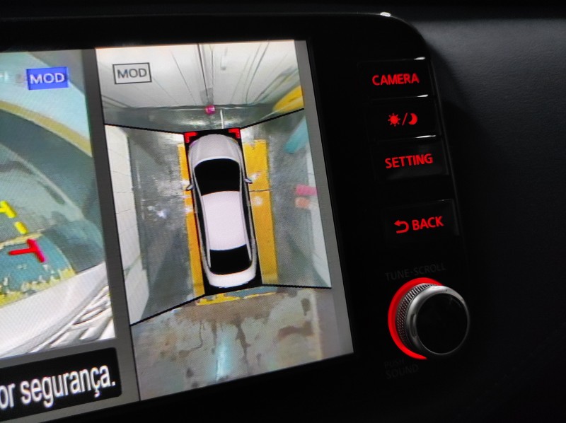 A câmera 360º e os sensores de estacionamento ajudam a realizar manobras com facilidade, especialmente em espaços apertados.