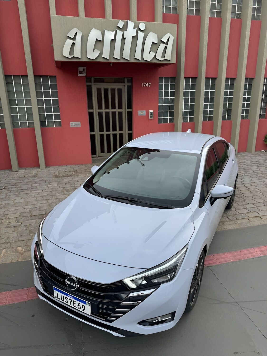 Combinando economia, segurança e estilo, o Nissan Versa 2024 se posiciona de maneira competitiva no segmento de sedãs compactos, sendo uma opção irresistível para quem busca mais do que apenas um carro prático.