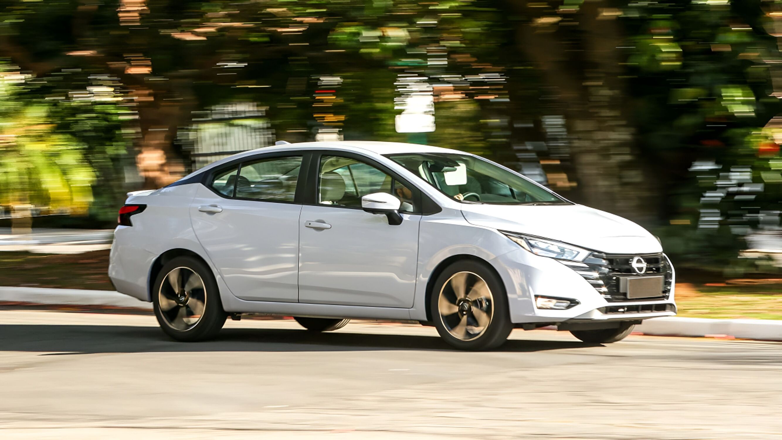 Equipado com um motor 1.6 aspirado flex, o Versa 2024 oferece excelente eficiência de combustível, ideal para quem busca economia no dia a dia.