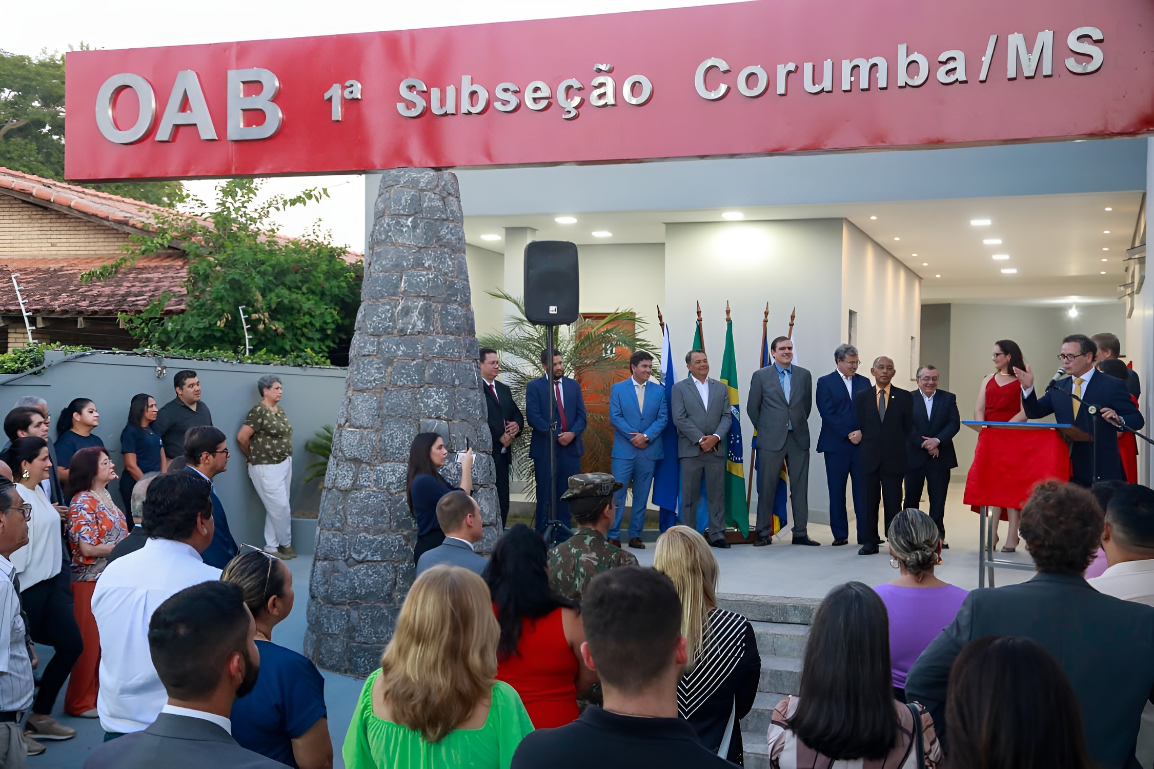 Presenças Importantes: O evento contou com a presença de figuras notáveis do meio jurídico,