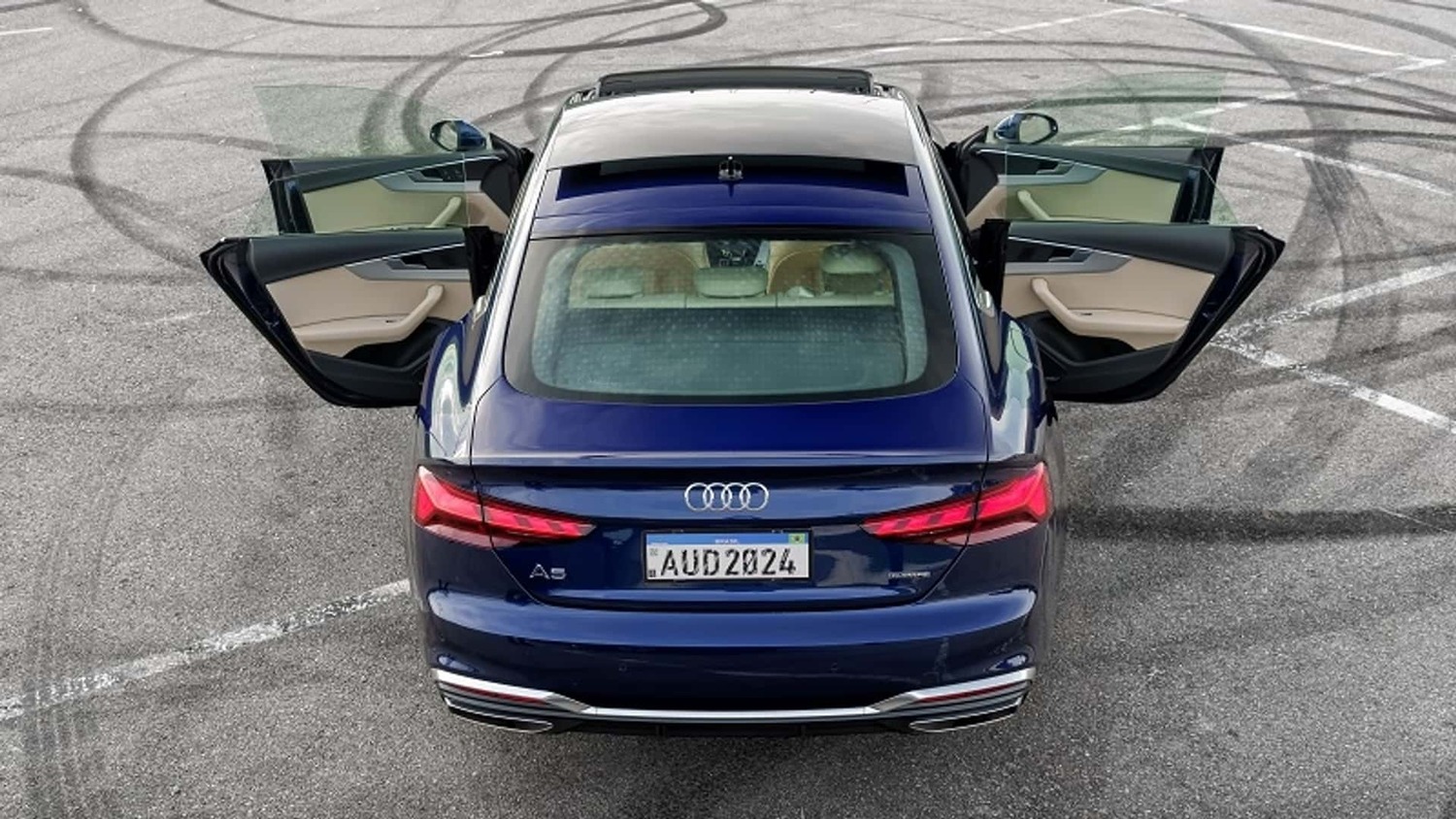 Tração Quattro Histórica: A tecnologia Quattro da Audi é uma característica de longa data da marca, remontando aos anos 80.