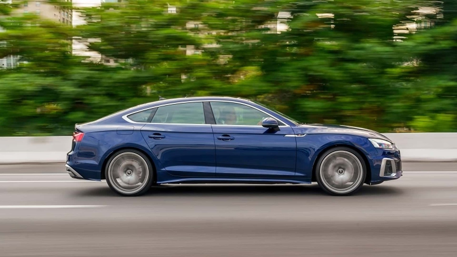 A aceleração dos veículos de 0 a 100 km/h varia entre 6,7 segundos para o A4 e 6,8 segundos para o A5, com uma velocidade máxima de 210 km/h.