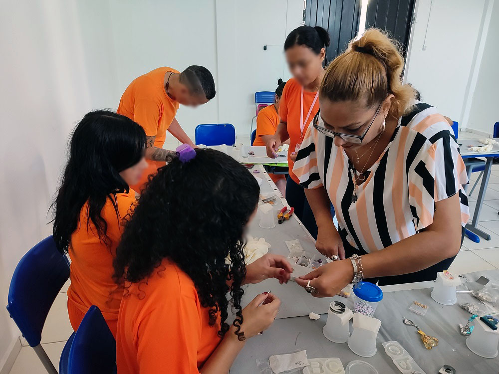 Internas aprendem a fabricar peças delicadas exclusivas