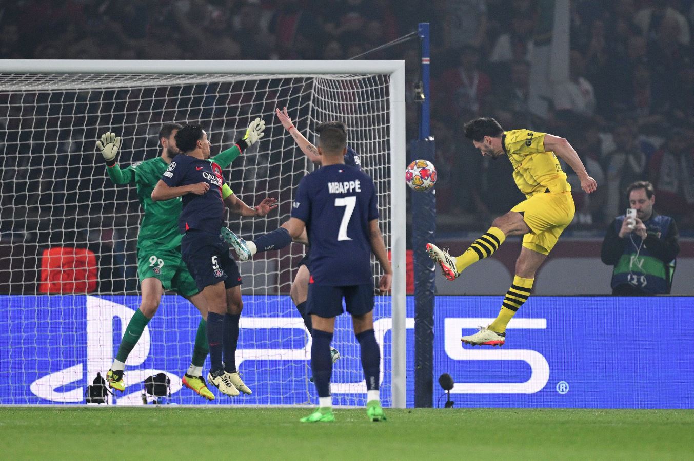Mats Hummels marcou o primeiro gol do jogo no Parque dos Príncipes