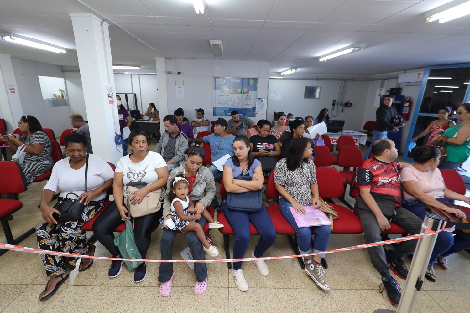 Pessoas aguardando para serem atendidas