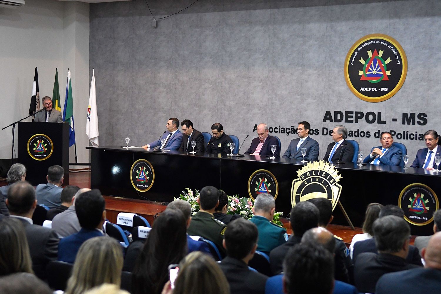 A posse ocorreu em 24 de maio, na sede da Associação dos Delegados de Polícia (Adepol), localizada em Campo Grande.