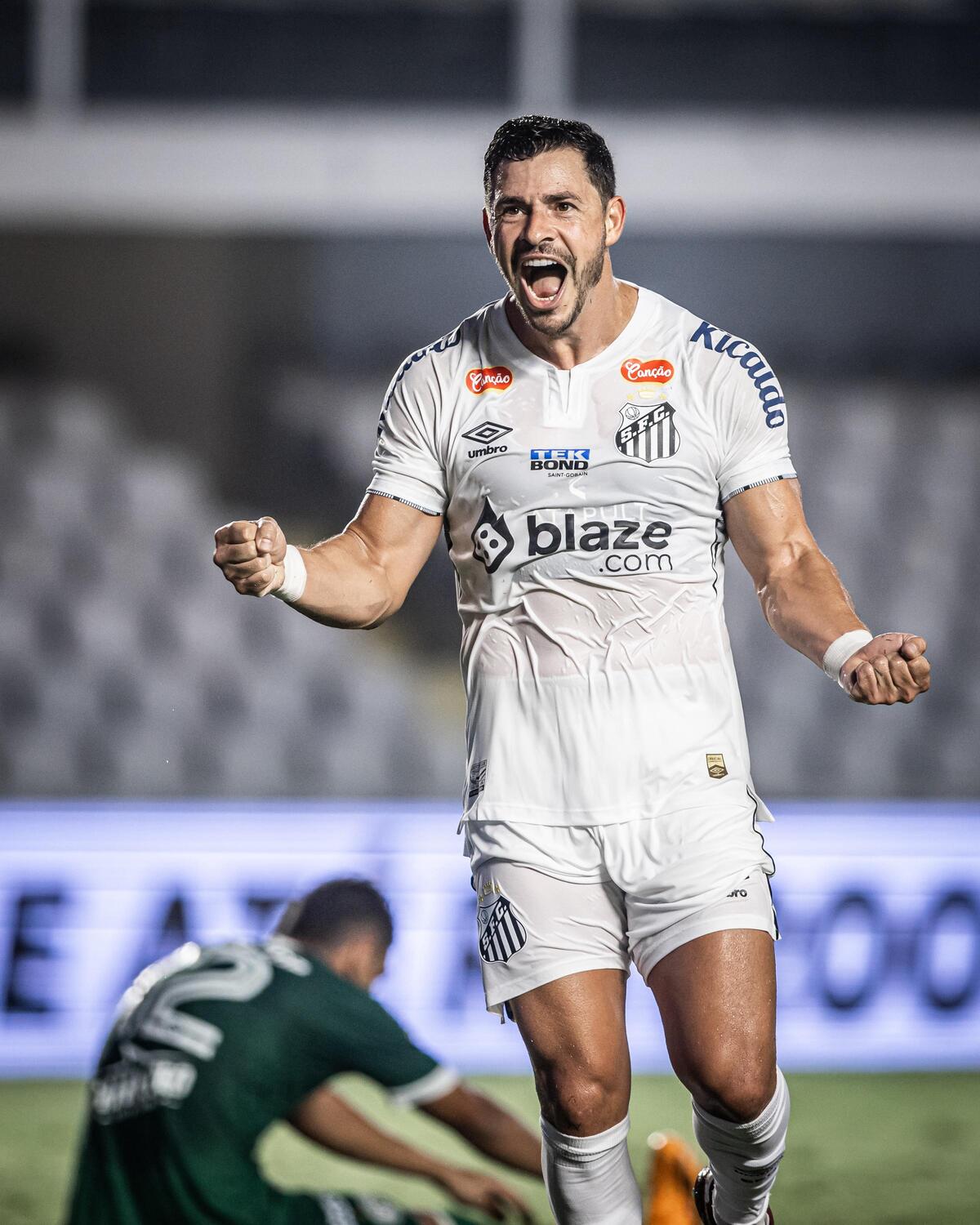 Giuliano marcou na goleada do Santos sobre o Guarani nesta segunda-feira