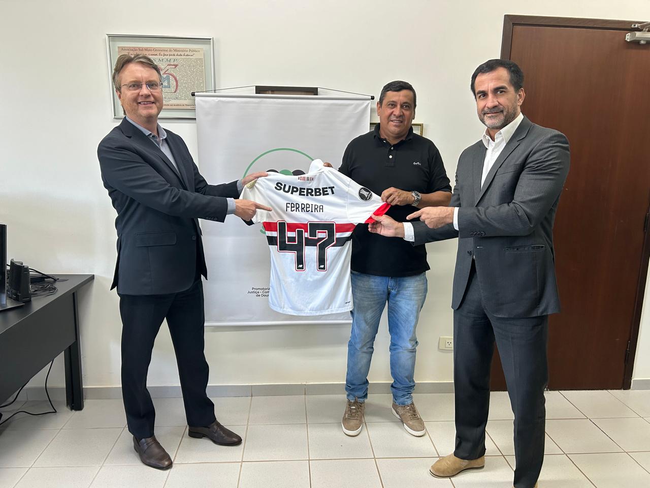 O promotor Ricardo Rotunno ao lado do pai do atacante Ferreirinha,  Aldemir Ferreira e do promotor Juliano Albuquerque seguram a camisa 