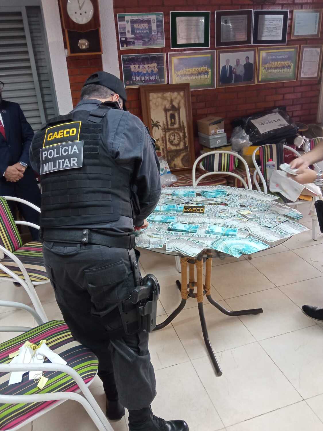 Durante as diligências, foram apreendidos mais de R$ 800 mil em espécie