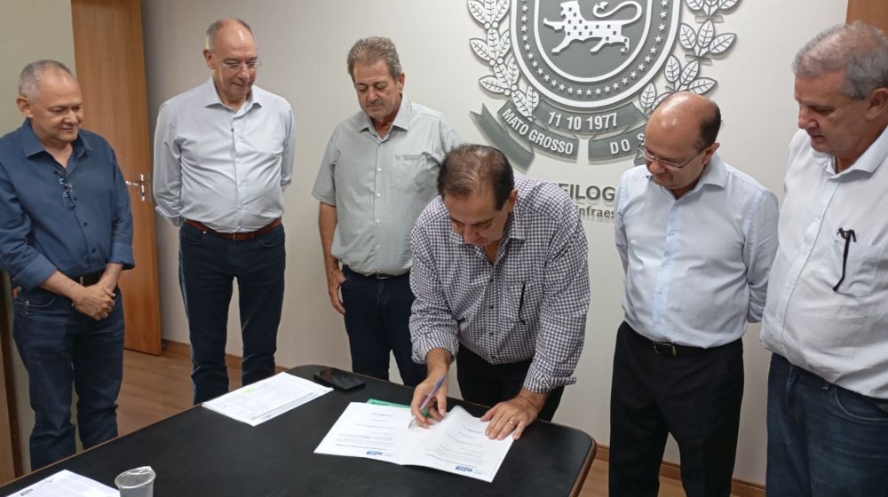 Assinatura de convênio entre Seilog e Prefeitura de Itaporã (Foto: Walter Ramos/Assecom)