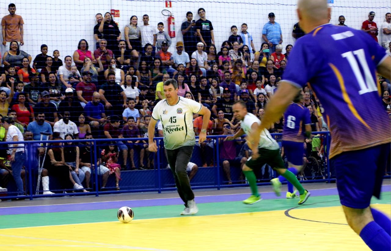Riedel aproveita para jogar bola na quadra recém inaugurada 