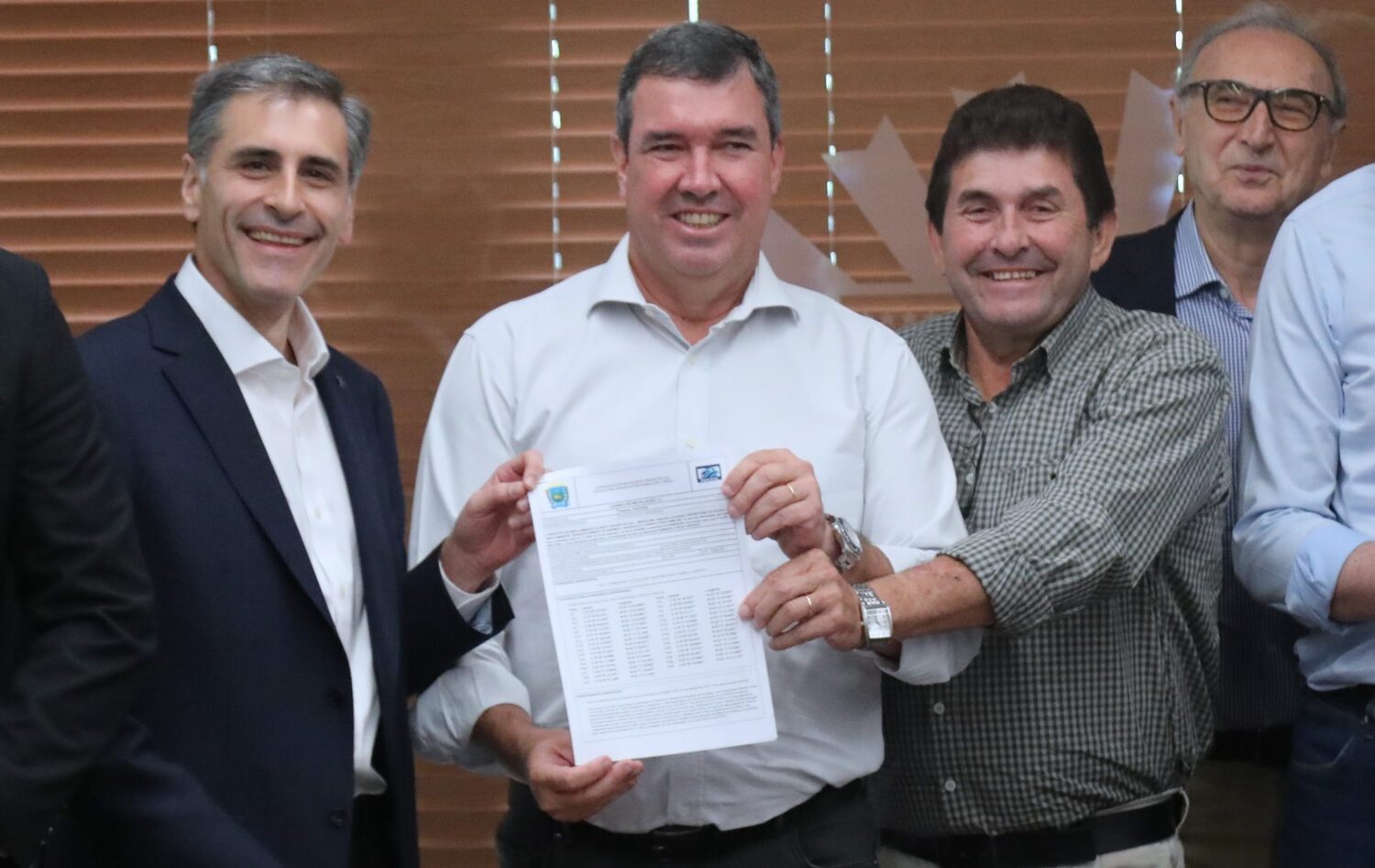 O CEO da Arauco no Brasil, Carlos Altimiras; o governador Eduardo Riedel e o prefeito de de Inocência, Antônio Ângelo