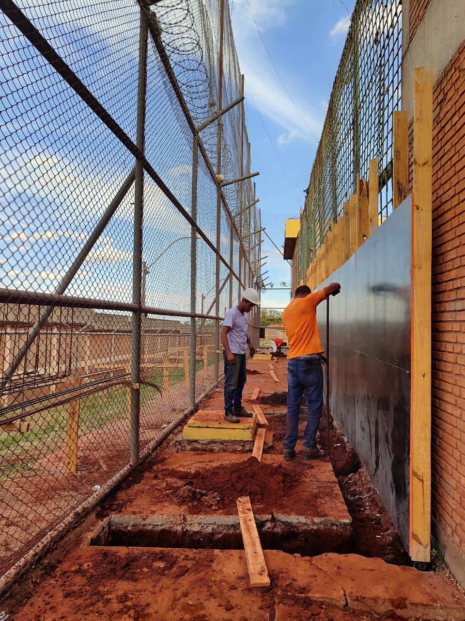 No momento, os trabalhos concentram-se na construção do muro de contenção