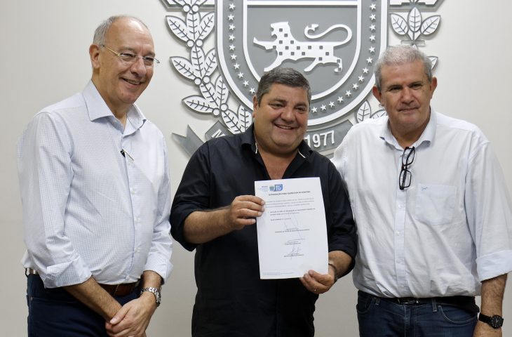 Projetos em Bonito: Dois convênios foram assinados em Bonito, destinando R$ 3,4 milhões para revestimento primário em estrada vicinal e R$ 1,6 milhão para pavimentação e drenagem no Bairro Marambaia 2.