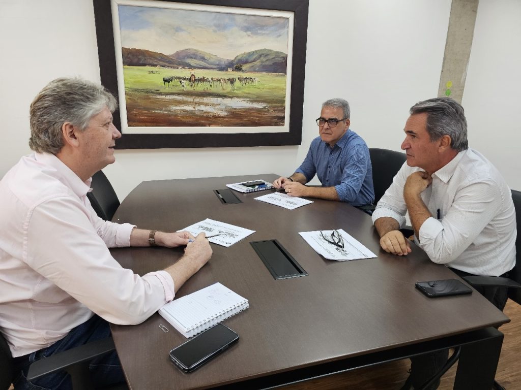 Secretário Jaime Verruck, Rogério Beretta e Augusto de Castro (Foto: Mairinco de Pauda)