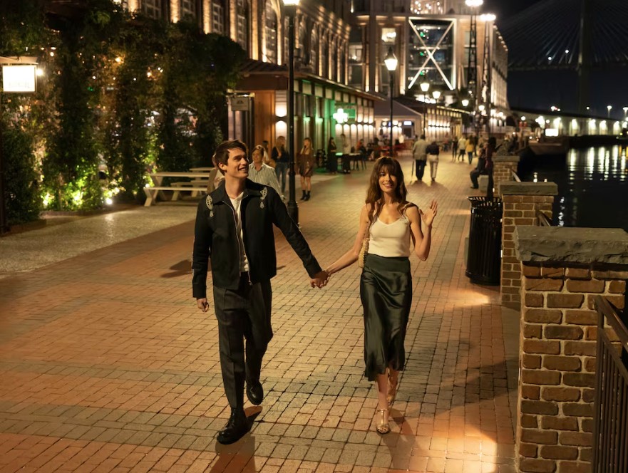 Anne Hathaway e Nicholas Galitzine em cena de 'Uma Ideia de Você'. 