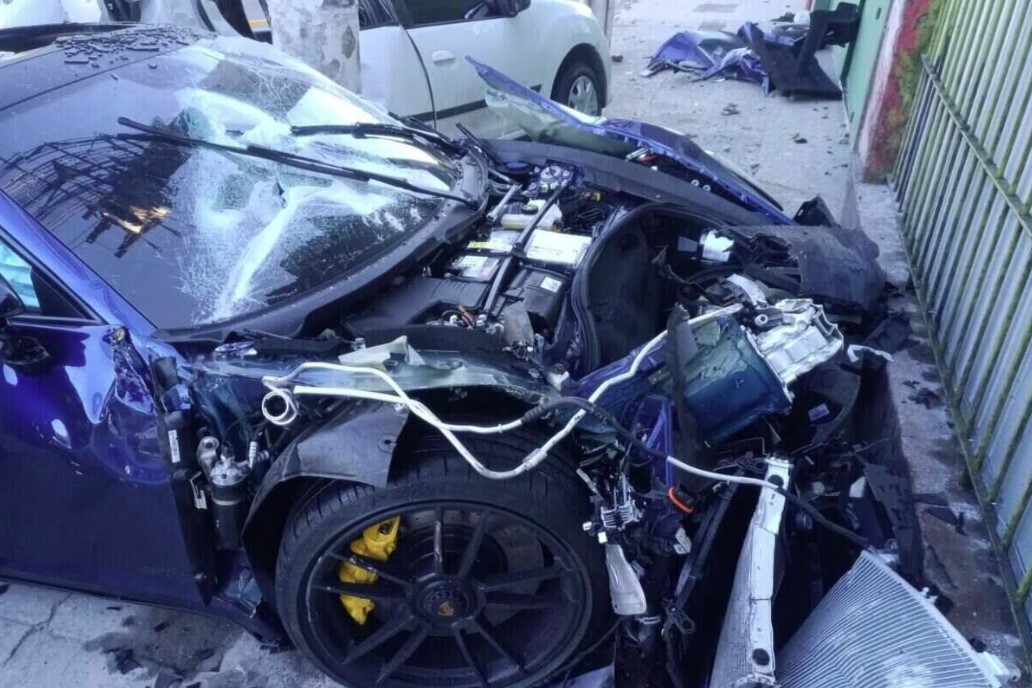Porsche atingiu e destruiu o Sandero e matou motorista de aplicativo na Avenida Salim Farah Maluf