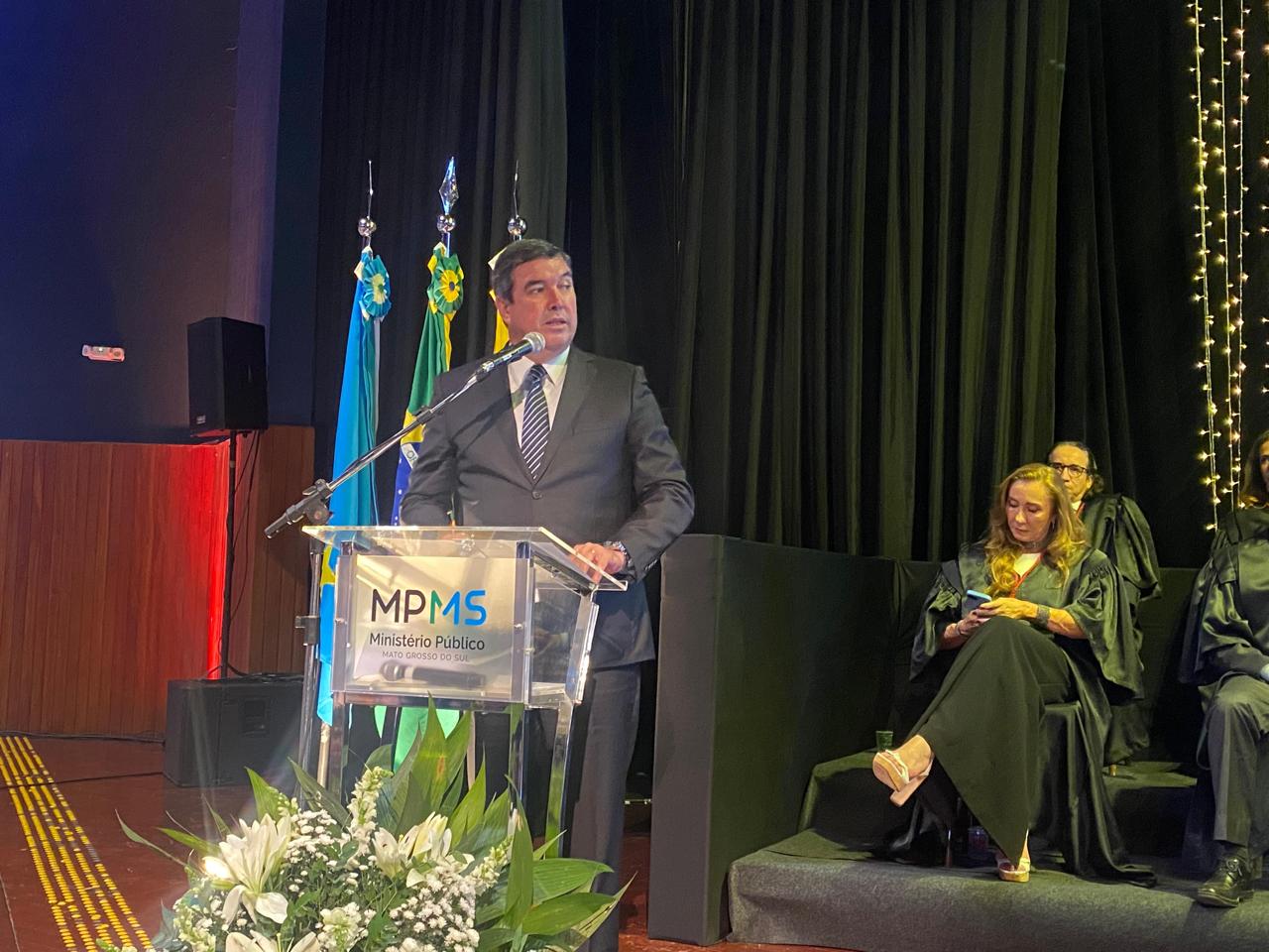 Eduardo Riedel, governador de MS, durante a solenidade de posse do Procurador-geral de Justiça do MPMS