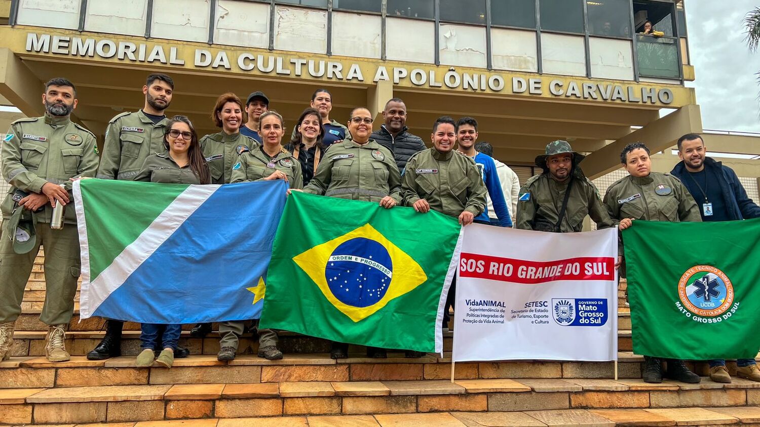 Parte da equipe multiprofissional que atuará no resgate de animais no Rio Grande do Sul