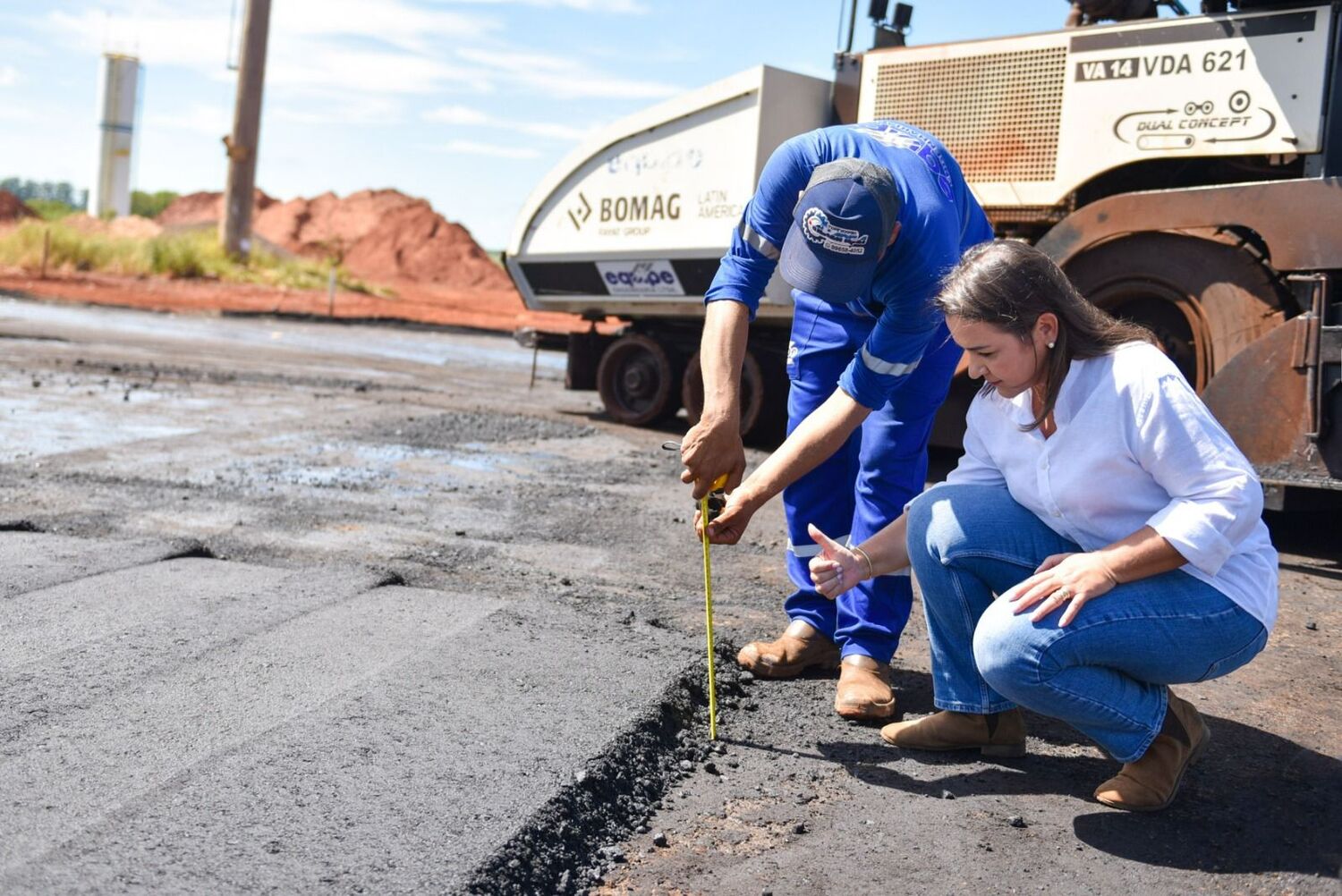 A prefeita vistoria as obras de pavimentação