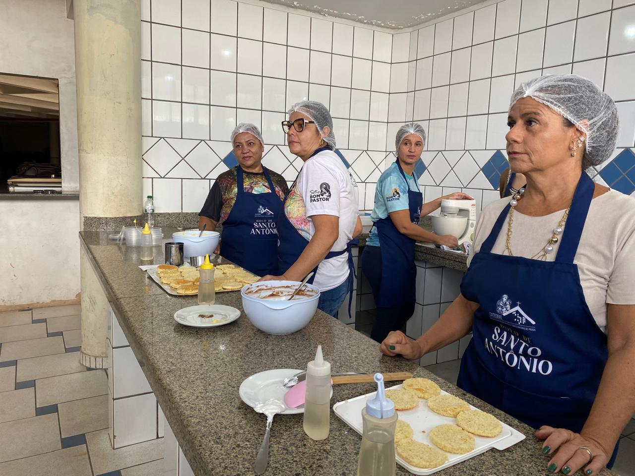 Confeiteiras fazendo testes para o Bolo de Santo Antônio 