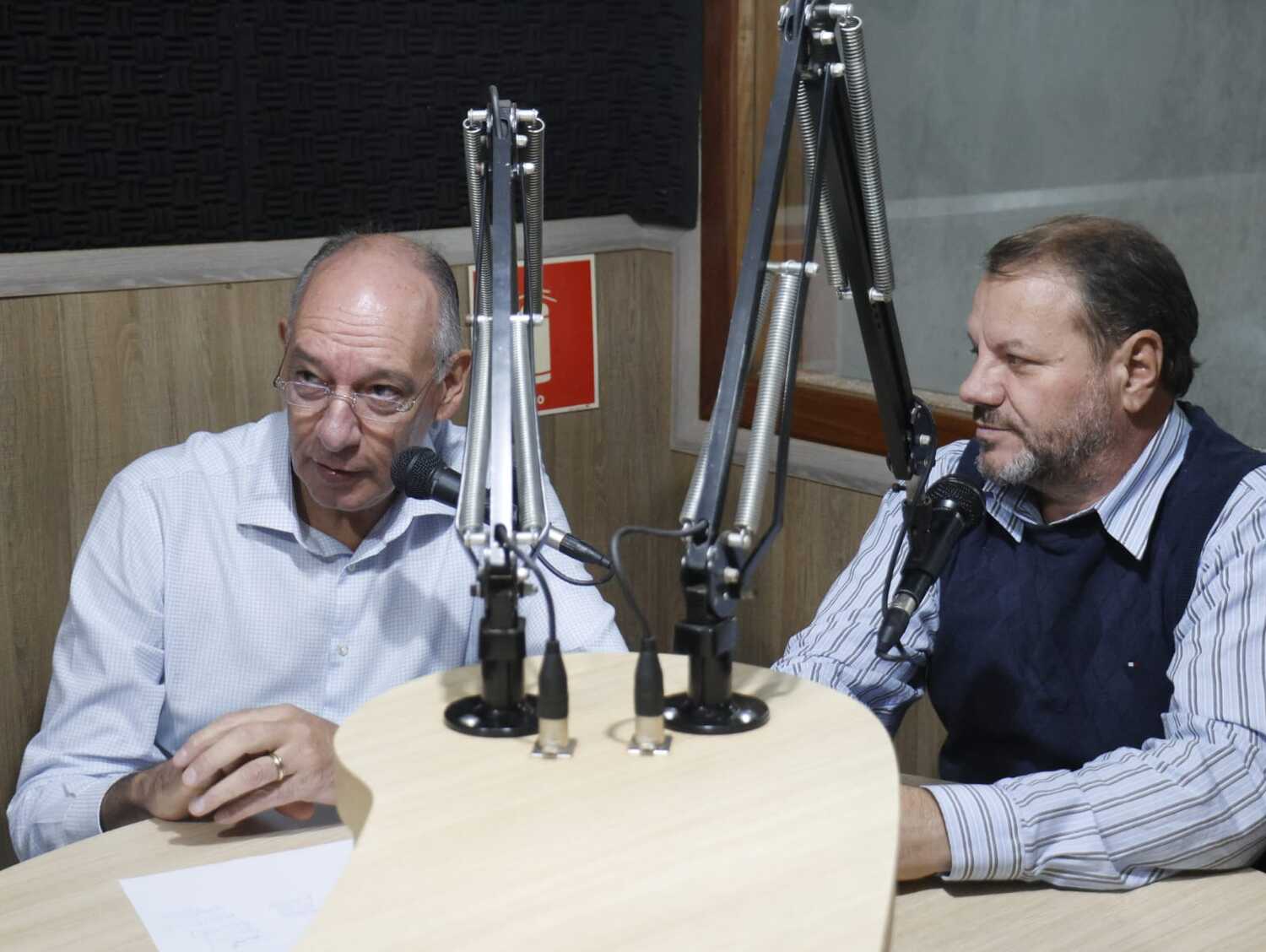 Secretário Hélio Peluffo e Prefeito Donizete Viaro discutem projetos de infraestrutura em entrevista na rádio Band FM de Paranhos