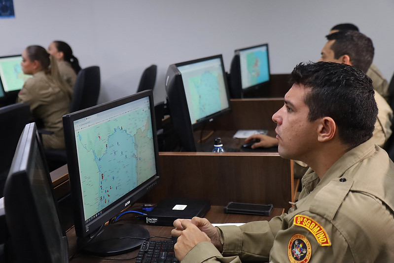 Bombeiros trabalham no Centro Integrado de Comando e Controle Estadual, localizada no pátio ao lado do Comando-Geral da PM