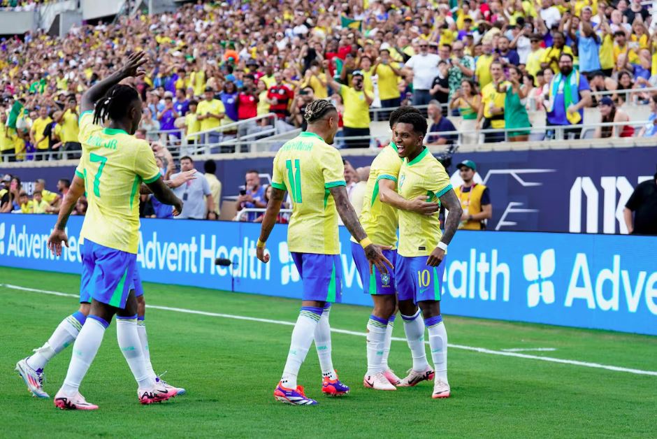 Rodrygo comemora com os colegas de seleção brasileira o gol que inaugurou o placar em Orlando