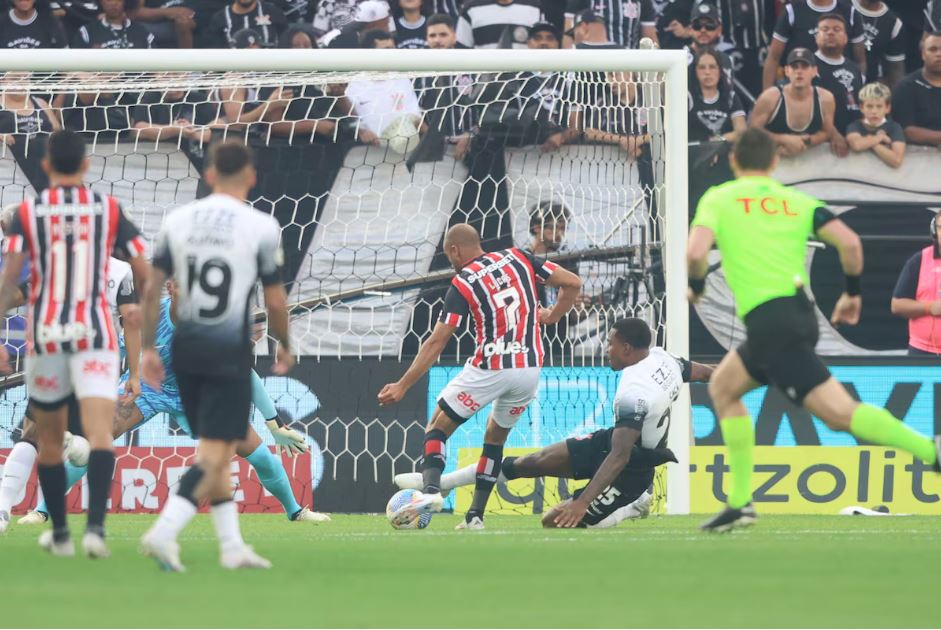 Lucas Moura abriu o placar para o São Paulo na Neo Química Arena neste domingo