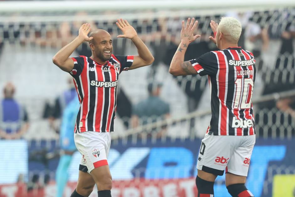 Lucas Moura e Luciano comemoram gol do São Paulo em Itaquera