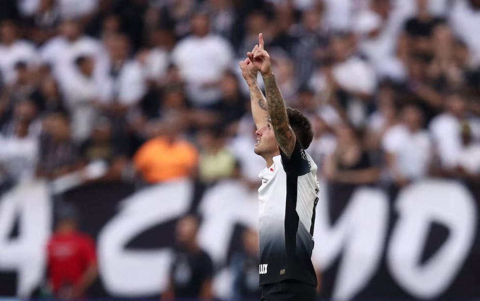 Gustavo Mosquito comemora golaço marcado em clássico com o São Paulo