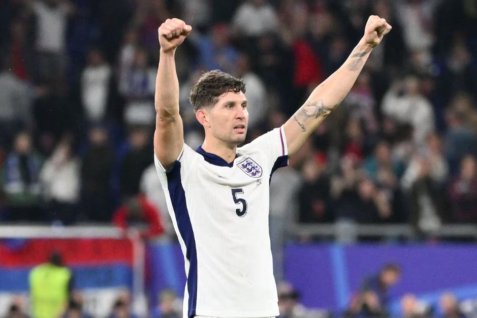 Stones comemora vitória inglesa contra a Sérvia