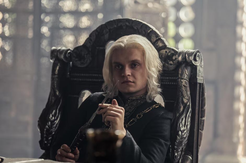 Tom Glynn-Carney interpreta Aegon II Targaryen, o rei proclamado pelo lado dos Verdes