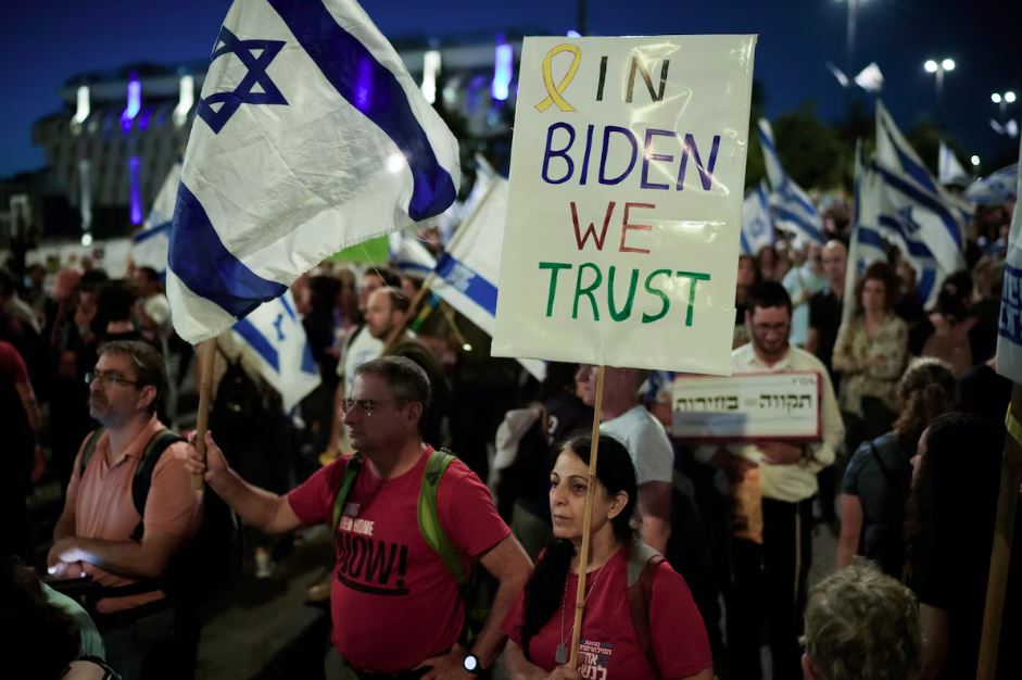 Em protesto contra o governo de Netanyahu, manifestante segura cartaz que diz