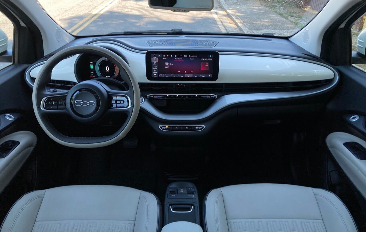 A bateria de 42 kWh permite uma autonomia de até 320 km segundo o ciclo WLTP, com expectativas de 280 a 300 km nas condições brasileiras