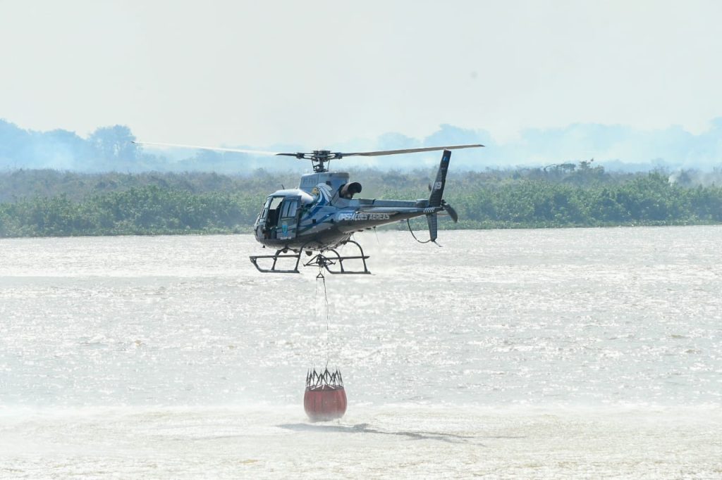 Estão em operação helicópteros do CGPA, equipados com um balde automático, que faz a captação da água no rio ou em local próximo ao fogo