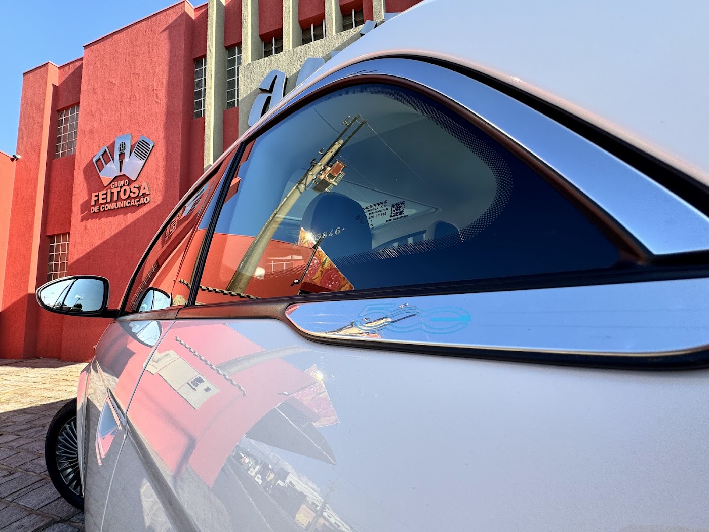 O 500e mantém as linhas clássicas e icônicas do modelo original, adaptadas para uma versão totalmente elétrica, mesclando o retrô com toques modernos