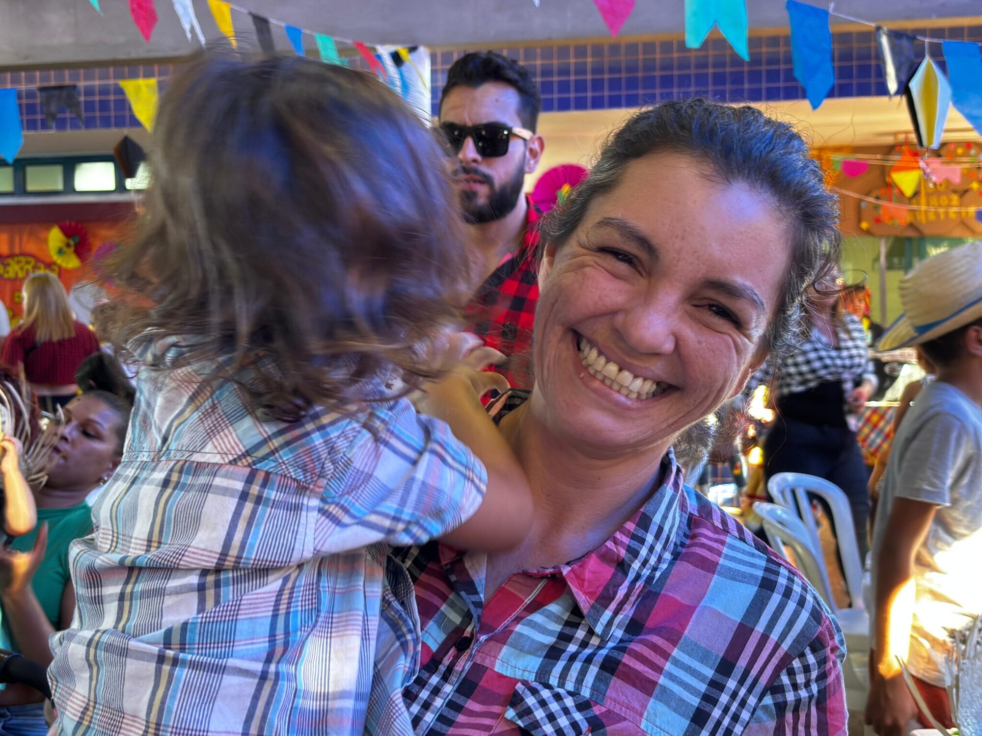 Mariana Neves, empresária do ramo alimentício e o filho Arthur