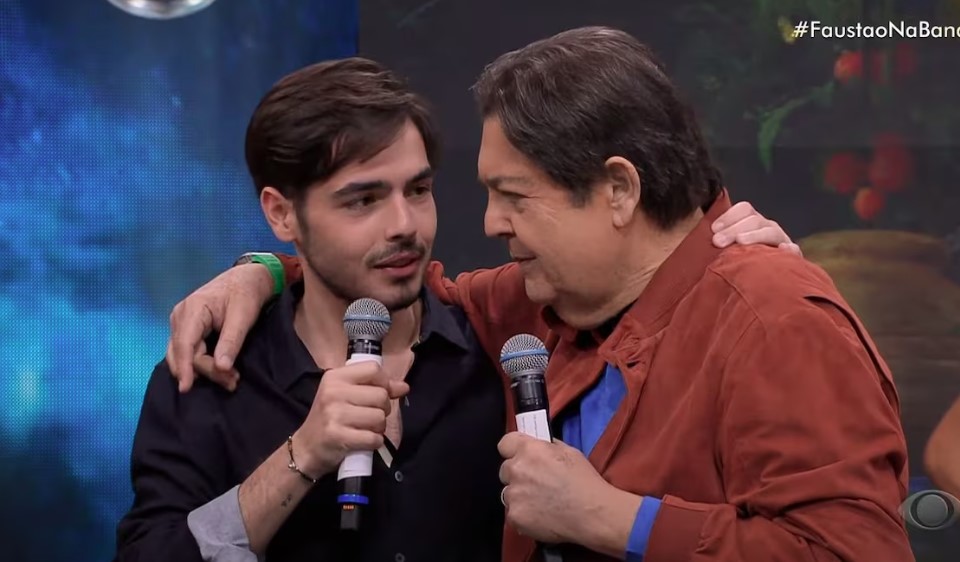 João Guilherme Silva ao lado do pai, Fausto Silva, durante apresentação do programa