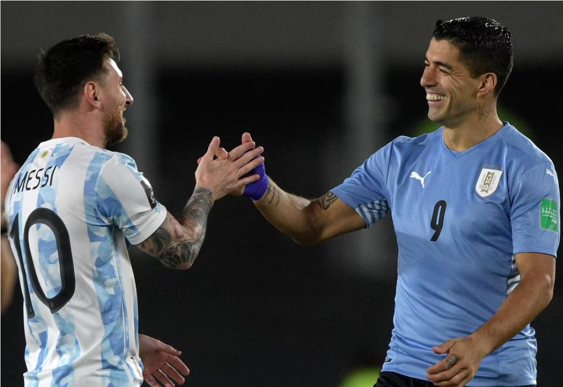 Luis Suárez e Lionel Messi se cumprimentam antes de Argentina x Uruguai
