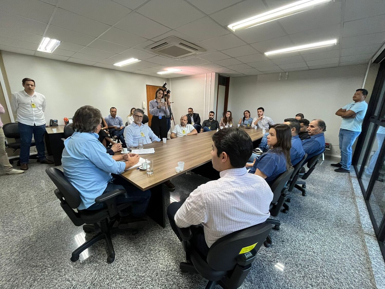 Tonico Alves, presidente da MIDIACOMMS, expressou preocupação sobre a constitucionalidade do projeto, citando uma portaria federal suspensa que tentou fazer o mesmo repasse.