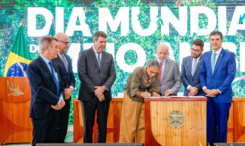 Ministra Marina Silva assina o pacto