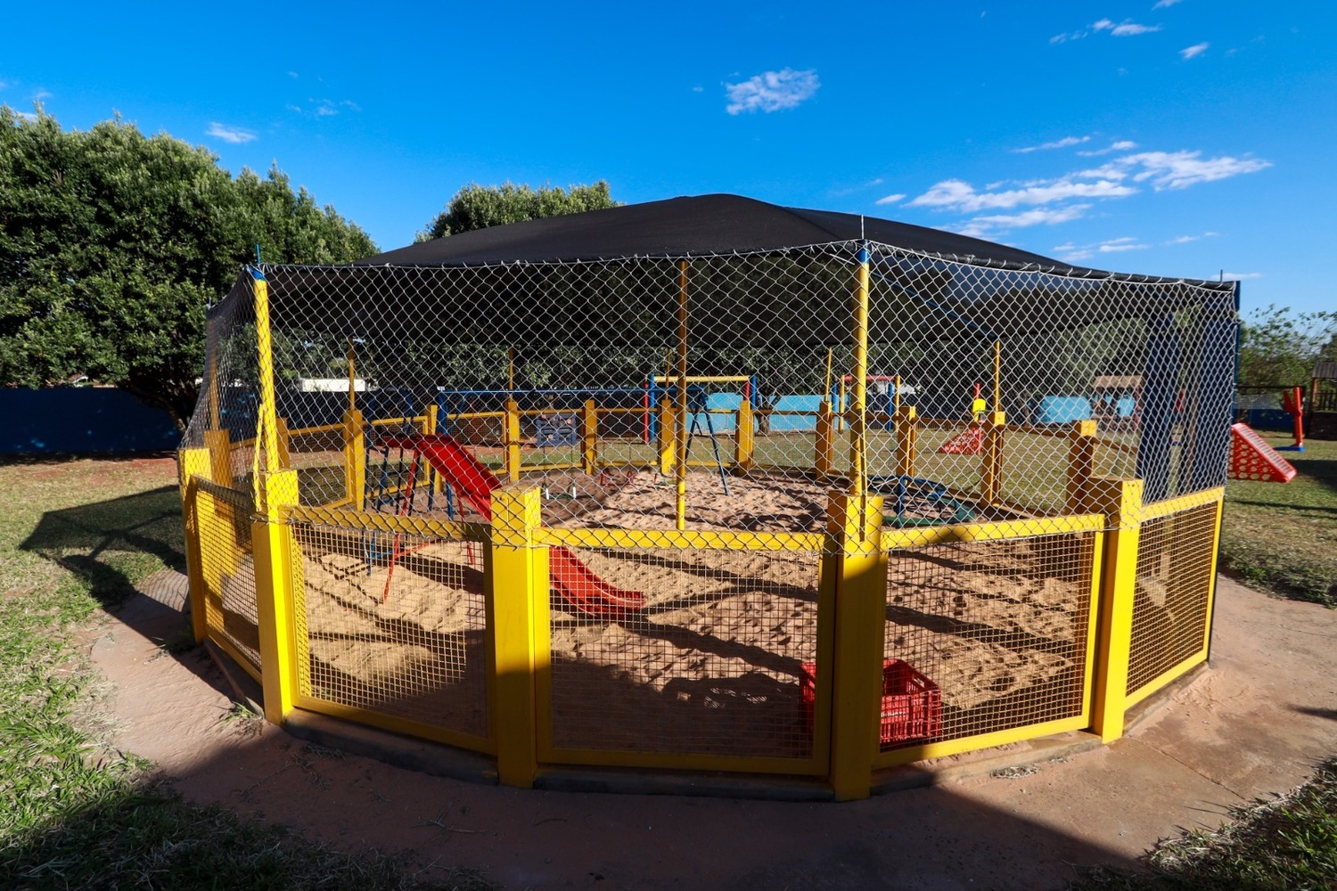A escola recebeu o parque completo, novos mobiliários e material pedagógico